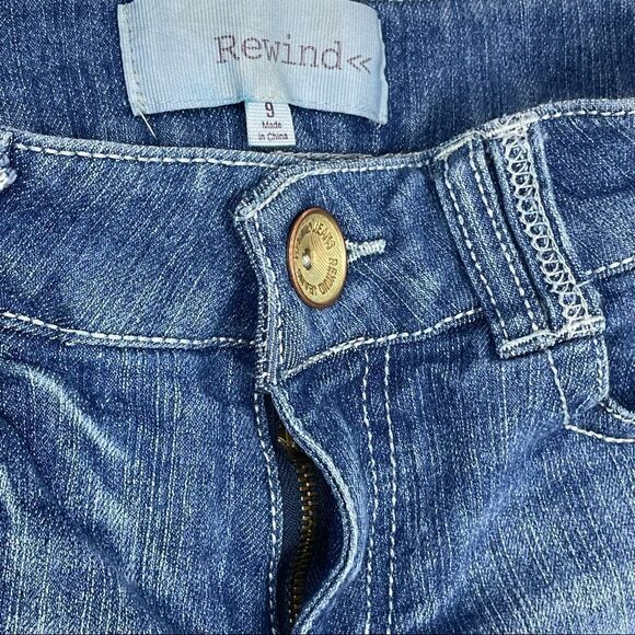 Rewind | embroidered denim shorts 9.0 cut off distressed daisy dukes. - Picture 4 of 7